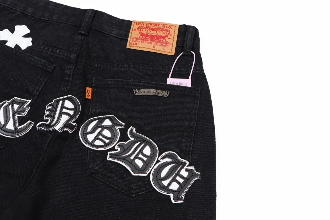 P260 [Next day] Chrome Hearts | Chrome Hearts CH city limited series Sanskrit cross patch leather jeans - black and white color matching - Chengdu "chengdu" jeans that cater to the hometown of Chengdu giant pandas. The finished products need to be washed and then disassembled and hand-stitched. The sheepskin cross leather is then spliced ​​to complete. The whole piece requires too much craftsmanship to describe. The texture can be seen in hand, and it looks good. The upper body effect is particularly stiff and stylish, super stylish. Same style for men and women - Color: black and white Size: 28 30 32 34 Corresponding sizes s-xl Available in stock and shipped in seconds. Detailed sizes can be found in Figure 9